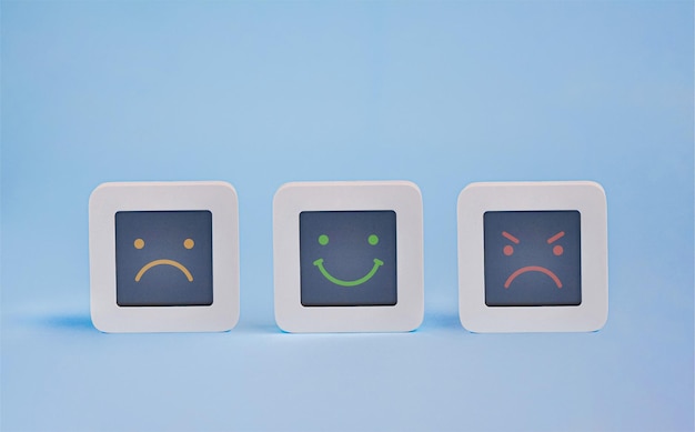 Set computers met gestileerde gezichten van blije, droevige en boze gezichten op lcd-scherm Customer Experience Concept