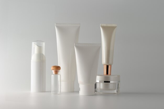 Set di prodotti cosmetici su sfondo bianco. etichetta in bianco cosmetica per il mock-up del marchio.