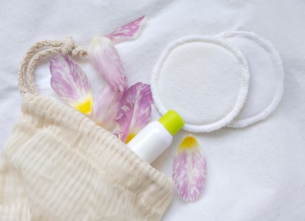 Foto set di prodotti cosmetici con fiori su sfondo bianco