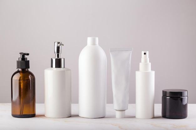 Set di tubi cosmetici senza logo su bianco zero rifiuti foto di alta qualità