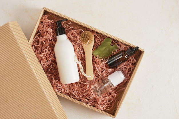 Set cosmetica en lichaamsverzorgingsproducten in een doos met papieren vulmiddel cadeau of levering natuurlijke cosmetica concept