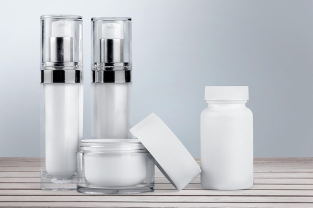 Set cosmetische producten in witte containers