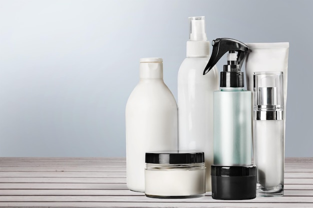 Set cosmetische producten in witte containers