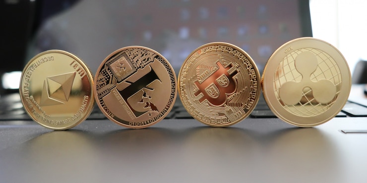 Фотография набор криптовалют с золотой биткойн, etherium, ripple, neo, litecoin