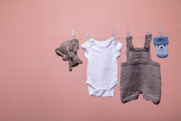 Набор милой одежды и игрушек для новорожденных, висящих на веревке