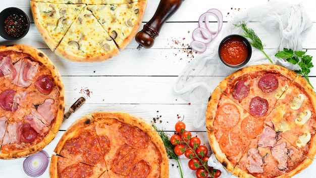 Набор вкусной итальянской пиццы Вид сверху Свободное место для текста