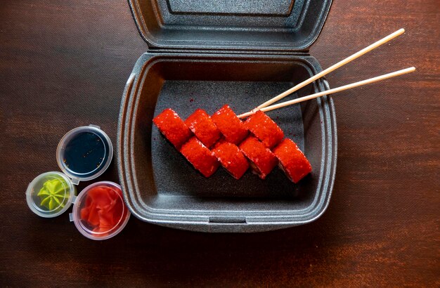 일본 음식 상자에 와사비와 생강을 넣은 맛있는 스시 롤 세트