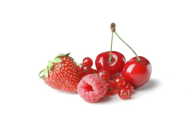 Набор различных ягод на белом фоне, таких как клубника, вишня, малина, черника, смородина, черника