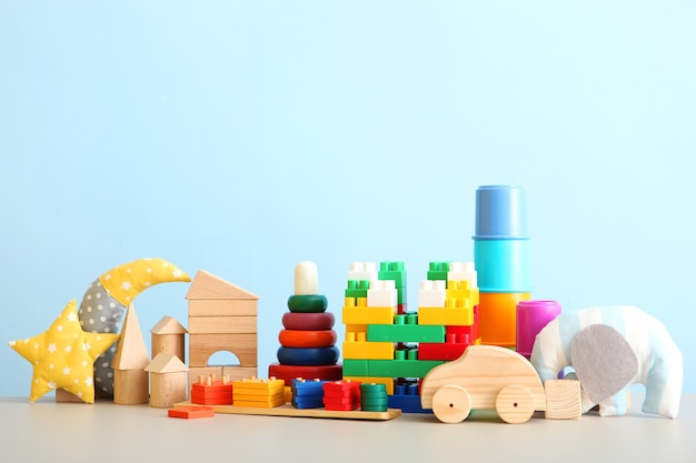 Набор различных детских игрушек на цветном фоне, место для вставки текста
