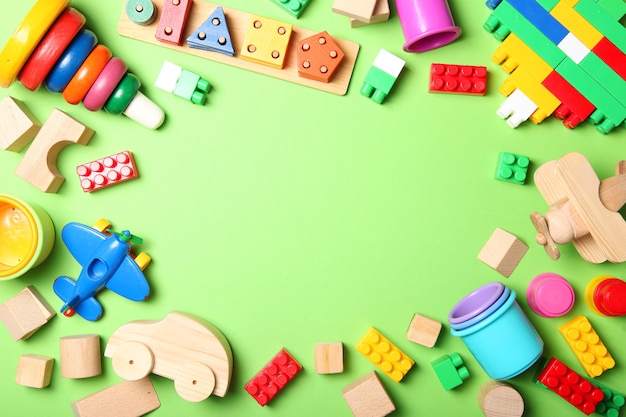 Foto set di diversi giocattoli per bambini su uno sfondo colorato vista dall'alto