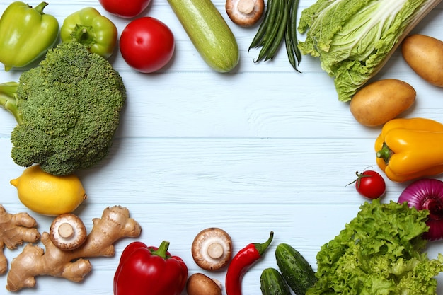 さまざまな新鮮な野菜のクローズアップ健康的な食事のセット