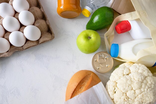 Foto una serie di prodotti diversi consegna di cibo concetto di aiuto gratuito