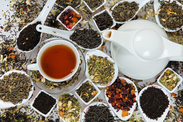 Foto set di tè diverso in ciotole su sfondo bianco
