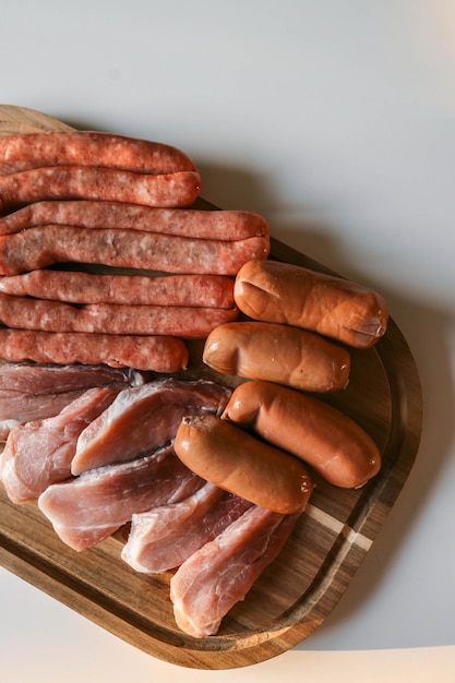 Набор различных типов мясных продуктов