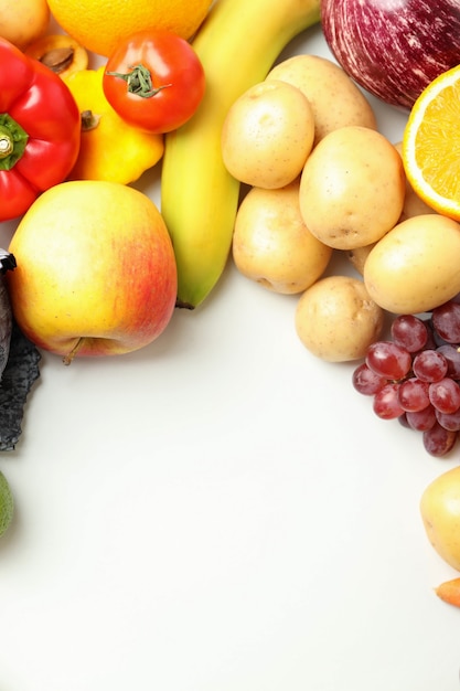 Набор различных овощей и фруктов на белом фоне