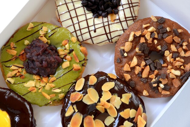 set donuts in doos close-up