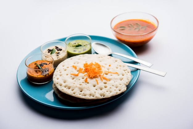 Set Dosa, Oothappam of uttapam-stijl dosa is een populair Zuid-Indiaas eten geserveerd met sambar en chutney, selectieve focus