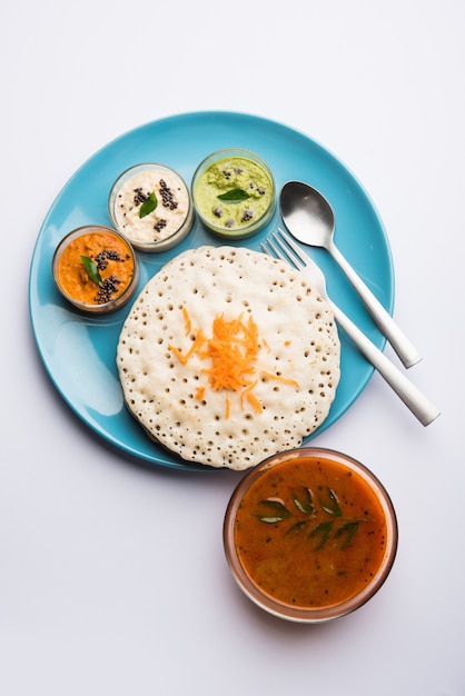 Set Dosa, Oothappam of uttapam-stijl dosa is een populair Zuid-Indiaas eten geserveerd met sambar en chutney, selectieve focus