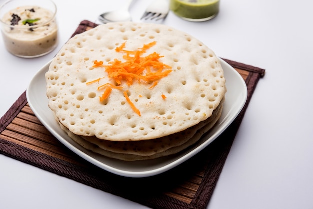 Set Dosa, Oothappam of uttapam-stijl dosa is een populair Zuid-Indiaas eten geserveerd met sambar en chutney, selectieve focus