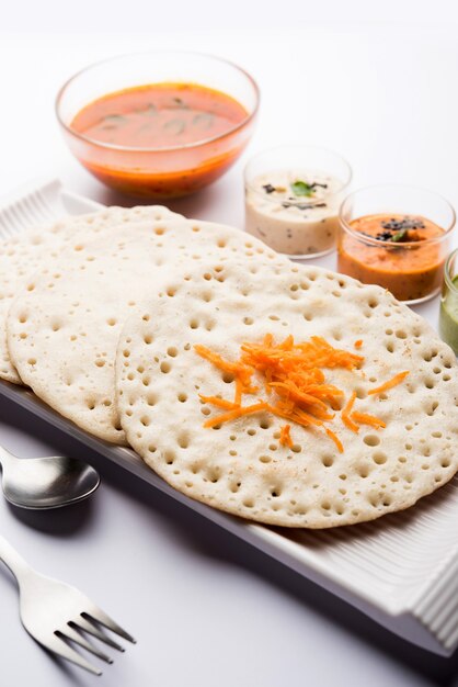 Set Dosa, Oothappam of uttapam-stijl dosa is een populair Zuid-Indiaas eten geserveerd met sambar en chutney, selectieve focus