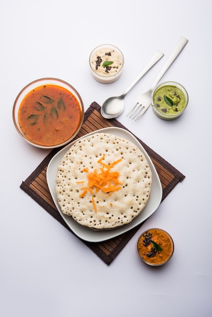 Set Dosa, Oothappam 또는 uttapam 스타일 dosa는 삼바와 처트니와 함께 제공되는 인기 있는 남부 인도 음식입니다.