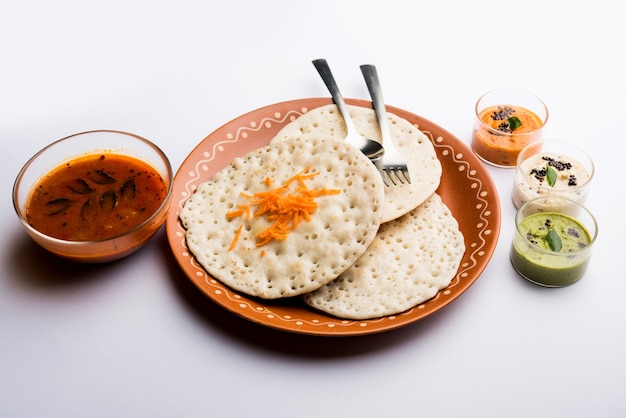Set Dosa, Oothappam 또는 uttapam 스타일 dosa는 삼바와 처트니와 함께 제공되는 인기 있는 남부 인도 음식입니다.