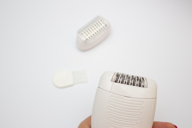 A set of elements for epilation on white