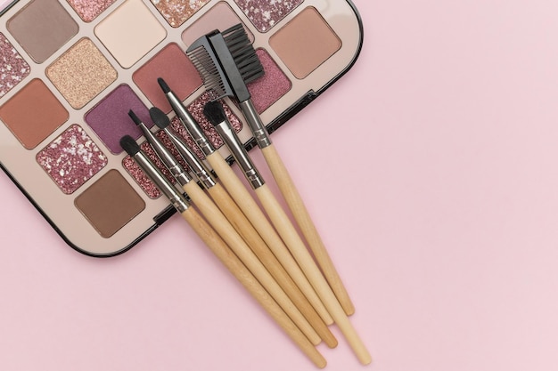Photo a set of eye shadow with a set of makeup brushes