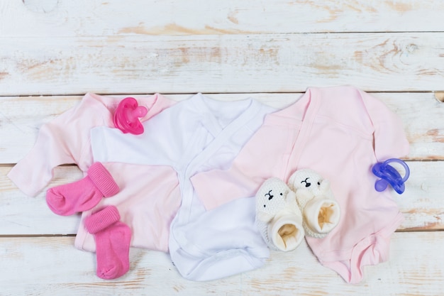 ファッションの流行の服と小さな女の赤ちゃんのための子供のもののセット