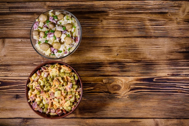 Set feestelijke mayonaise salades op rustieke houten tafel. Bovenaanzicht