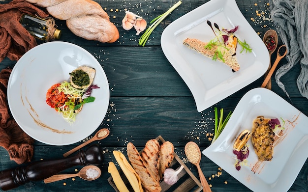 Una serie di prelibatezze di pesce salmone dorado trota vista dall'alto su uno sfondo di legno copia spazio