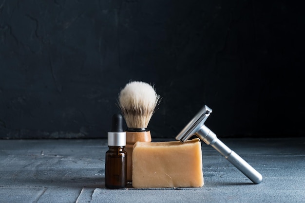 Фото Набор для бритья с металлической безопасной бритвой, деревянной щеткой и мылом
