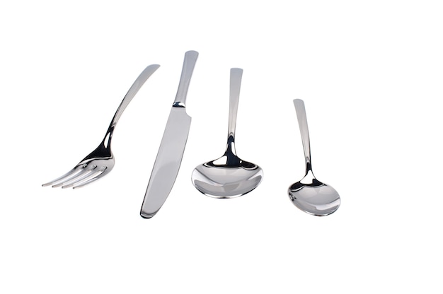 Set di forchetta, coltello e cucchiai isolati su bianco.
