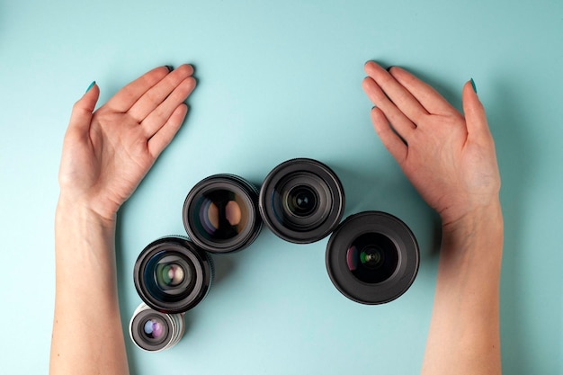 Set fotolenzen op een gekleurde achtergrond de selectie en vergelijking van fotografische apparatuur