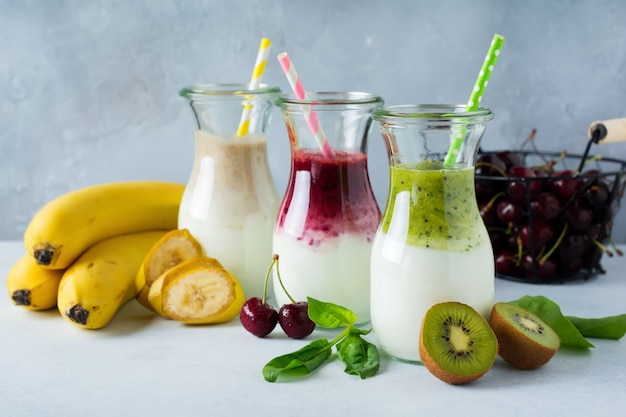 Набор свежих смузи. Банан, вишня, киви и шпинат для здорового питания, детоксикации, диетического питания