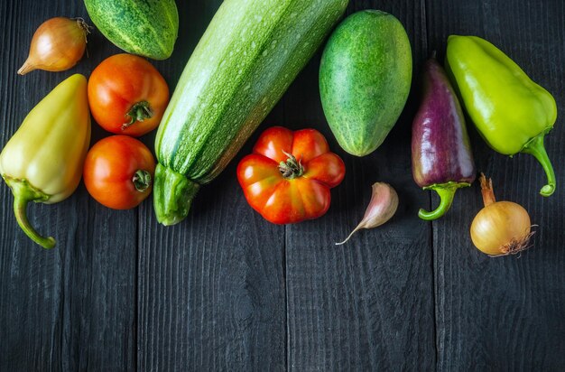 ヴィンテージテーブルのサラダダイエットのための新鮮な野菜のセットレストランのキッチンでサラダを調理する