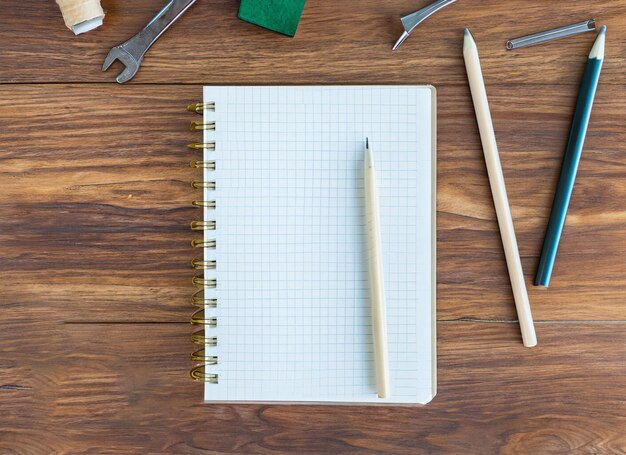 Set gereedschappen notebook potlood voor schoenmaker op een houten achtergrond