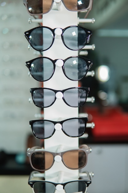 Un set di occhiali su uno speciale ripiano per occhiali in una clinica oculistica