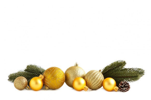 白で隔離される装飾が施されたゴールドのクリスマスボールのセット