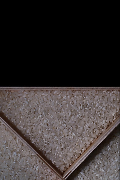 Foto un insieme di cereali di grano. riso, grano saraceno e semole di miglio in un vassoio di legno. un set di cereali per la spesa. importazione di grano.