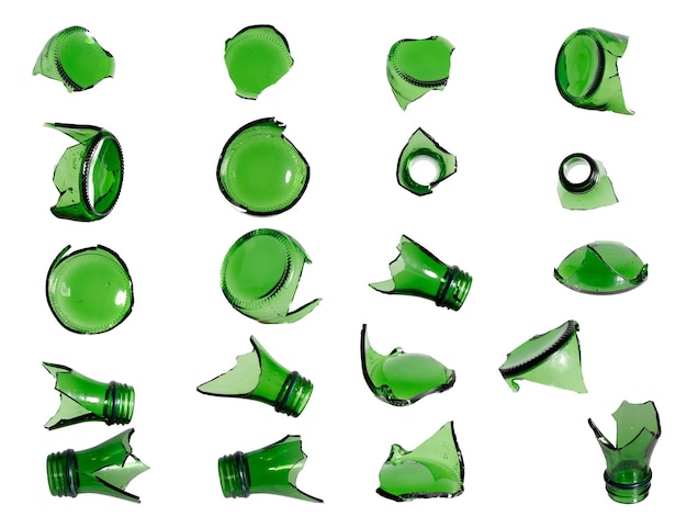 白い背景で隔離の緑の壊れたガラス瓶のセット
