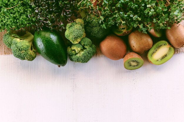 Insieme di verdure verdi per fare frullati per la colazione.