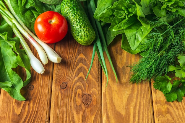 Set groenten voor een saladedieet op een vintage tafel