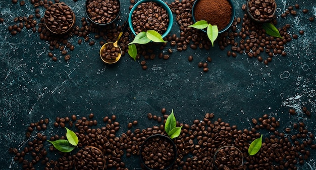 검은 돌 배경 위에 있는 갈은 커피와 커피 콩 세트 위쪽 보기 텍스트를 위한 여유 공간