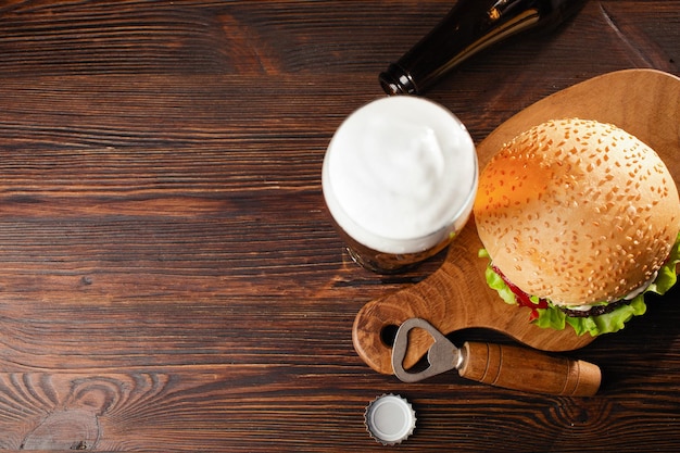 Set di birra hamburger e patatine fritte un set standard di bevande e cibo nel pub birra e snack fast food con sfondo scuro cibo tradizionale americano