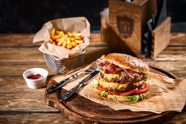 ハンバーガービールとフライドポテトのセットです。パブでの飲み物と食べ物の標準セット、ビールと軽食。