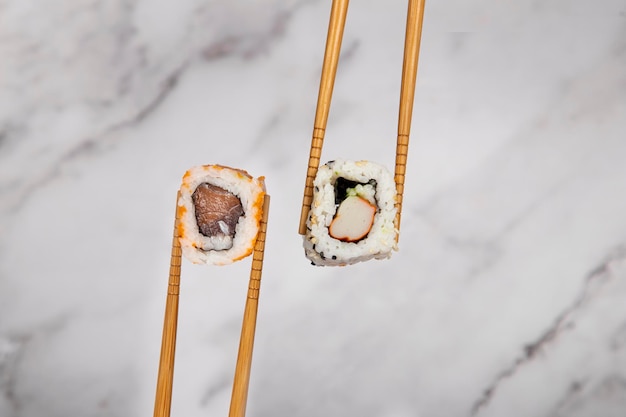 Set heerlijke gekleurde sushibroodjes met stokjes