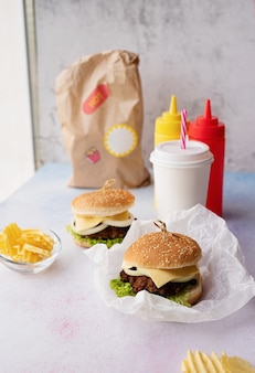 Set di patatine e bevande per hamburger fatti in casa Foto Premium