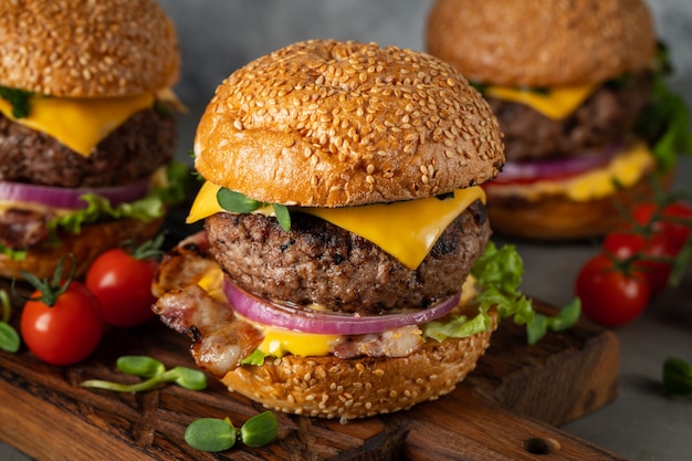 Un set di deliziosi hamburger fatti in casa.