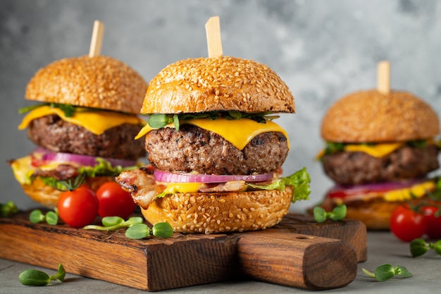 Un set di deliziosi hamburger fatti in casa.